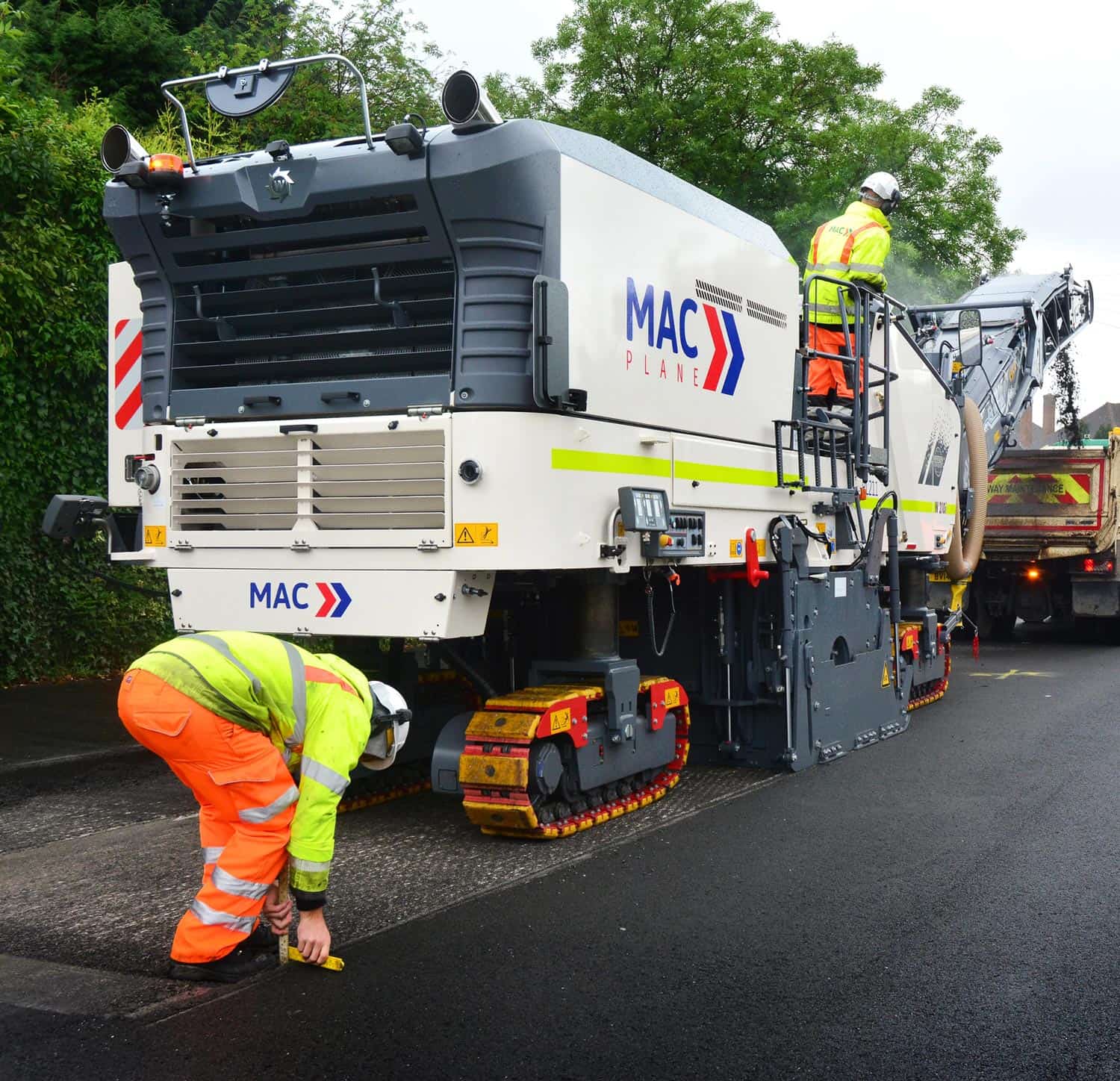 MAC Surfacing operative working beside a planer